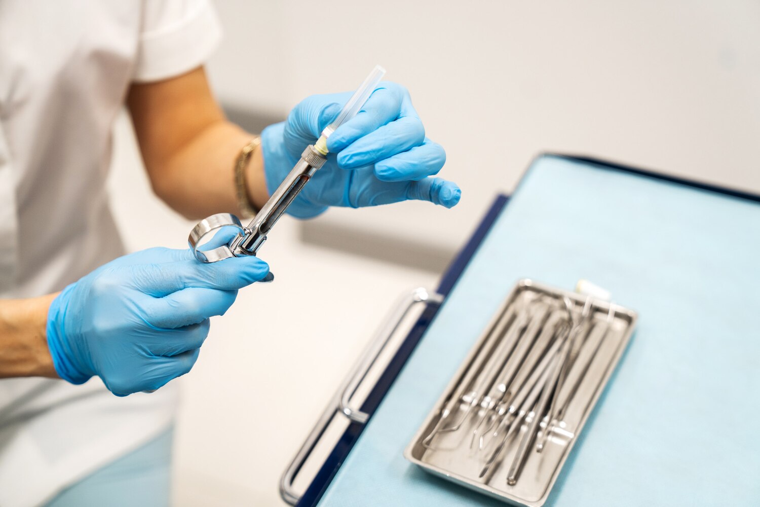 Chirurgia stomatologiczna a specjalistyczny sprzęt – co jest niezbędne?