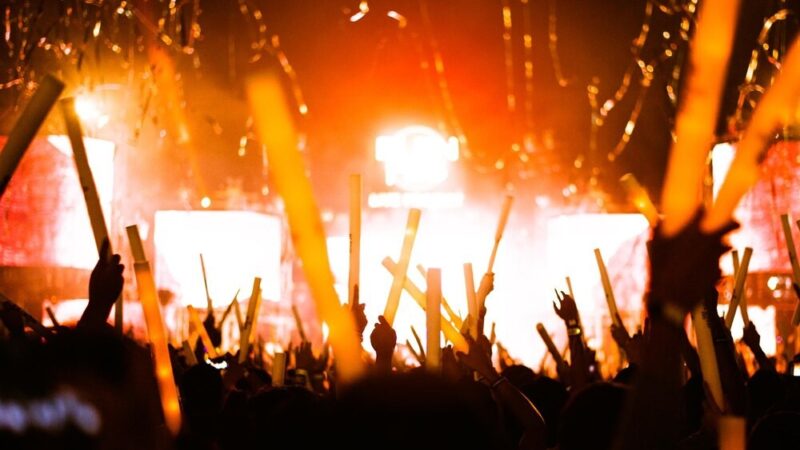 Ursynowska Potańcówka: Muzyczna Noc na Służewcu z Zespołem Nicponie!