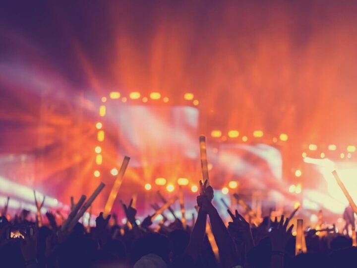 Emocjonujący weekend w DOK Ursynów: komedia i koncert na horyzoncie!