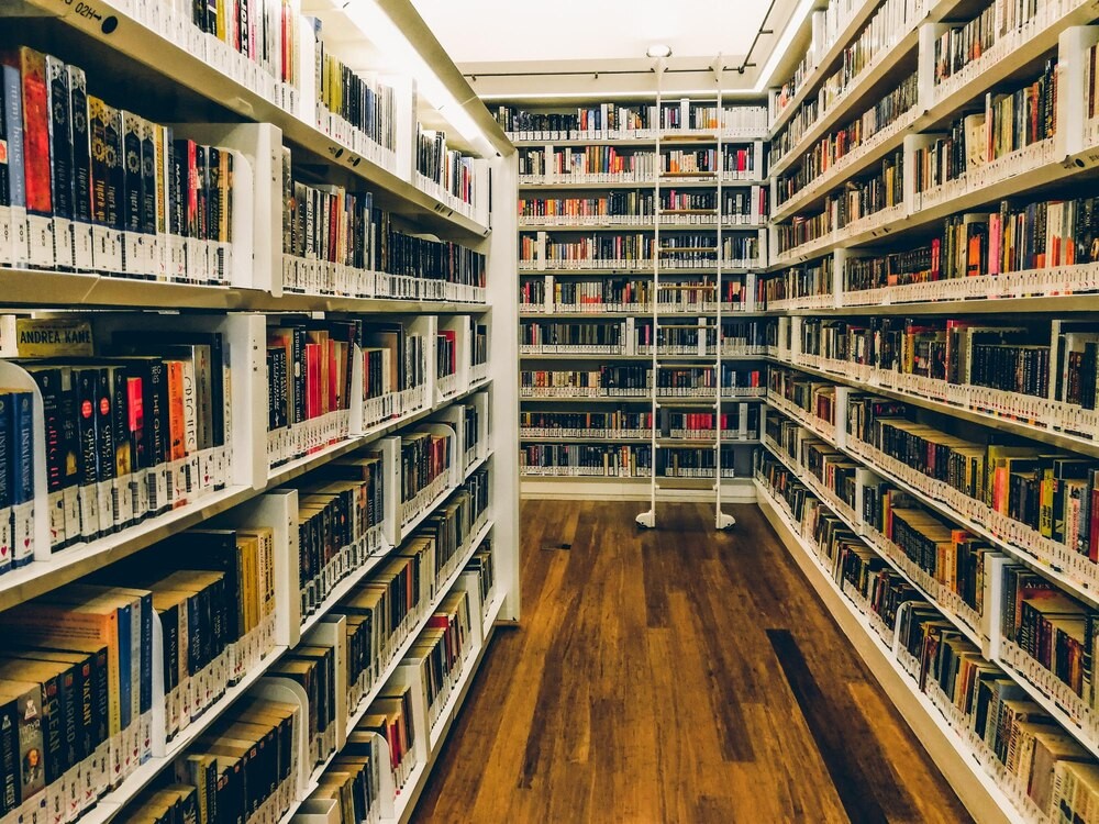 Literacka podróż w czasie: dołącz do Dyskusyjnego Klubu Książki!