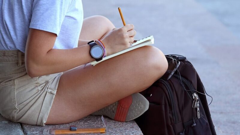 Bezpieczne drogi dla najmłodszych: Policjant i Toyota w akcji!