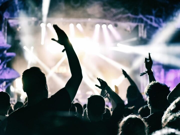 Muzyczna podróż z Hirka Wroną: odkryj historię „Saturday Night Fever”