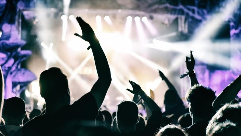 Muzyczna podróż z Hirka Wroną: odkryj historię „Saturday Night Fever”