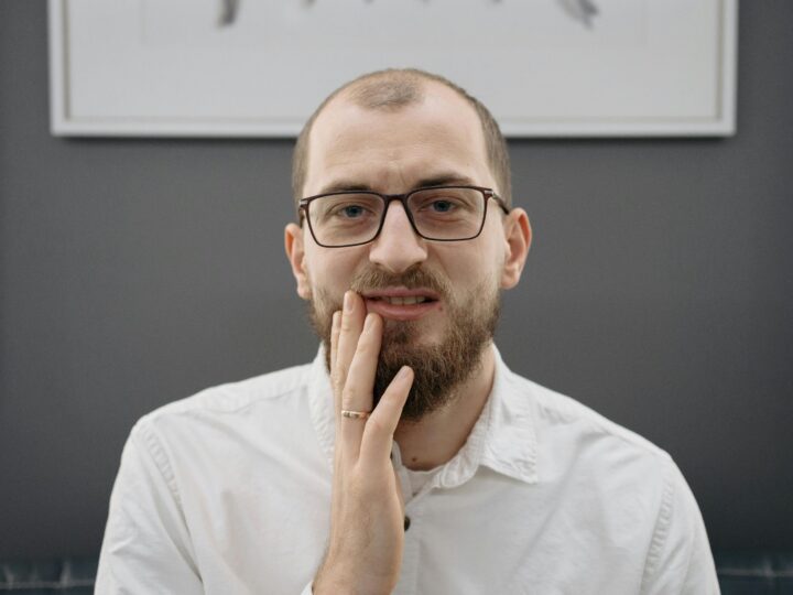 Zgrzytasz zębami? Co naprawdę dzieje się z Twoim ciałem podczas snu