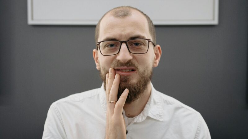 Zgrzytasz zębami? Co naprawdę dzieje się z Twoim ciałem podczas snu