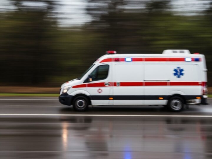 Błyskawiczna interwencja policji ratuje mieszkańców przed lodowym zagrożeniem