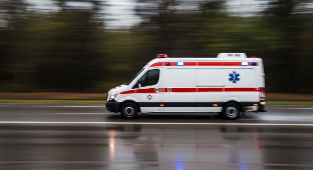 Błyskawiczna interwencja policji ratuje mieszkańców przed lodowym zagrożeniem