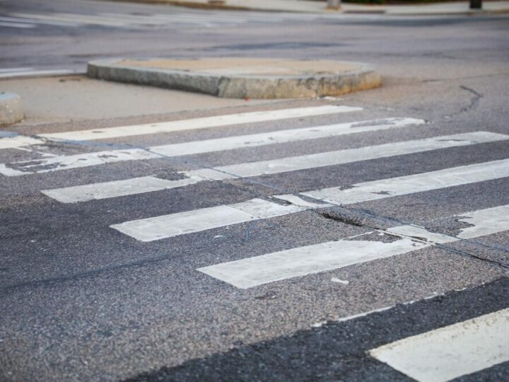 Zimowe zasady bezpieczeństwa dla przedszkolaków: Jak bawić się na śniegu i dotrzeć do przedszkola?