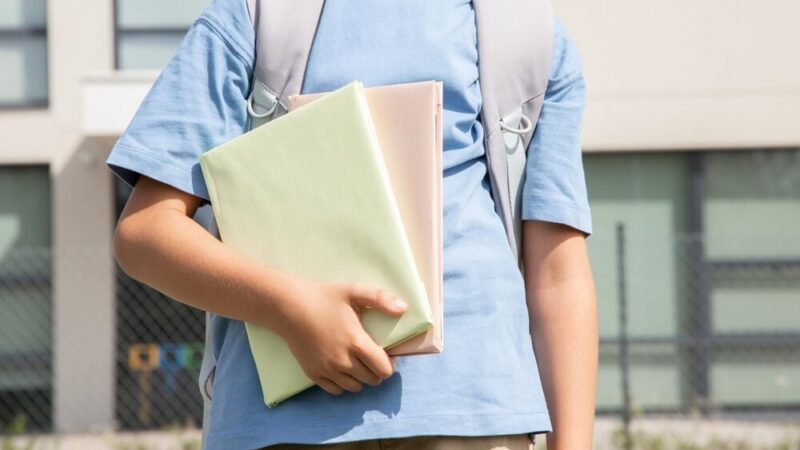 Młodzież w obliczu przemocy: Kluczowe zagrożenia i jak im przeciwdziałać