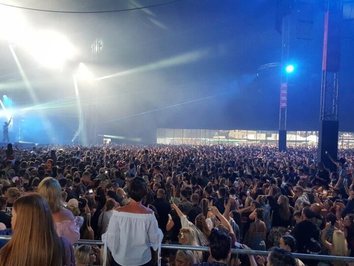 Sztuka, która łączy przeszłość z przyszłością – wernisaż Poli Dwurnik w Ursynowie!