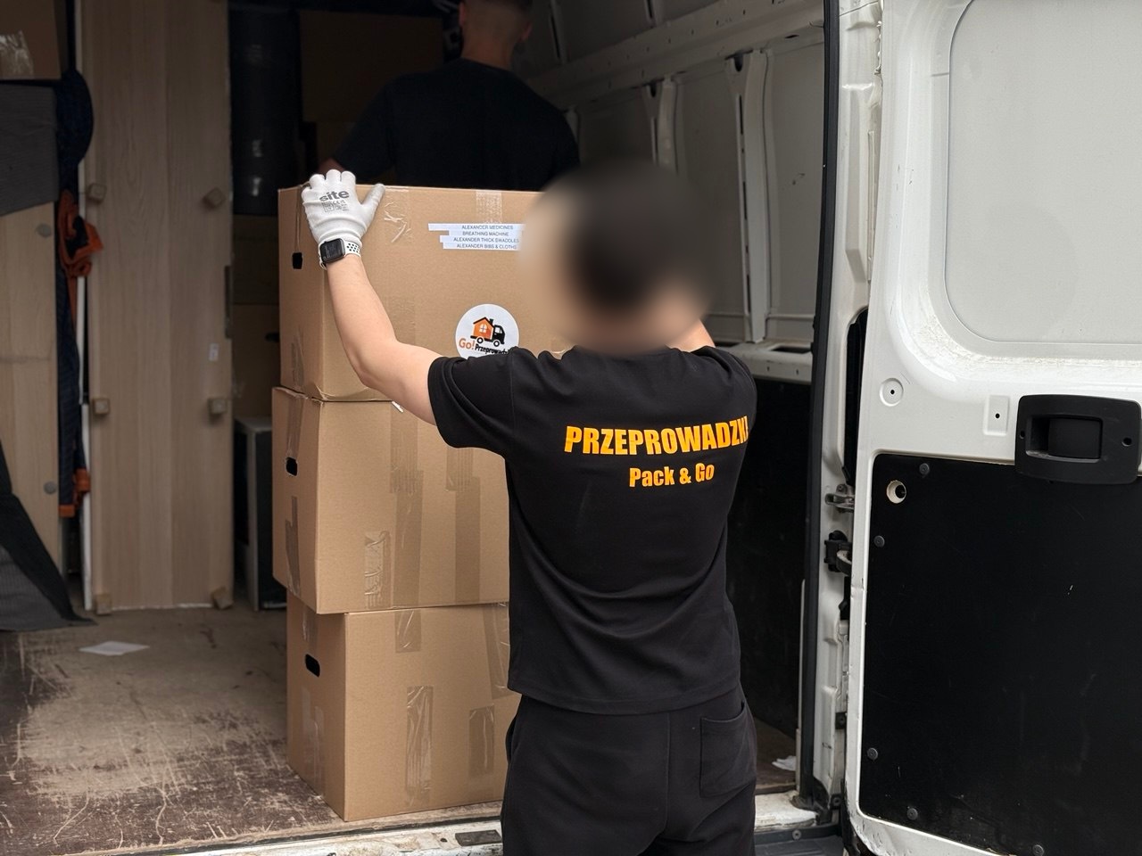 Załadunek kartonów i wyposażenia do samochodu podczas przeprowadzki na Kabatach na Ursynowie