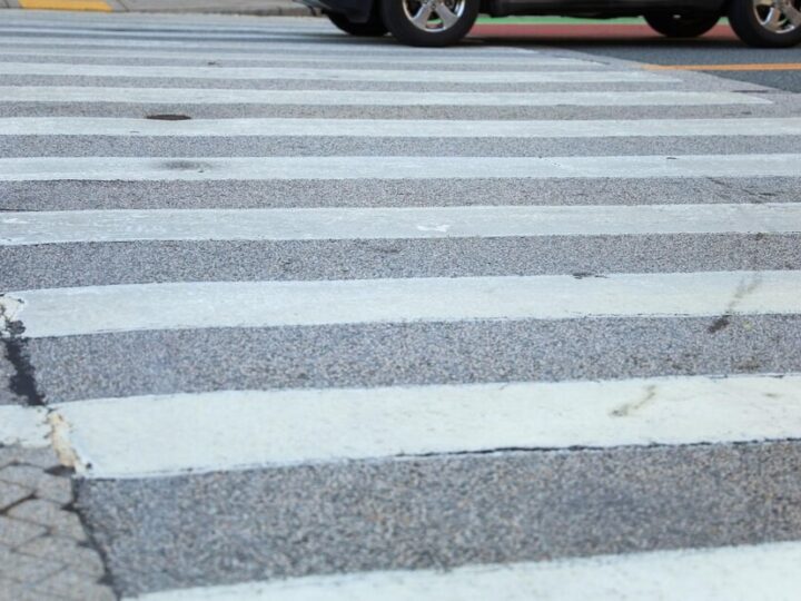 Bezpieczeństwo na drodze – policjanci uczą dzieci ważnych zasad