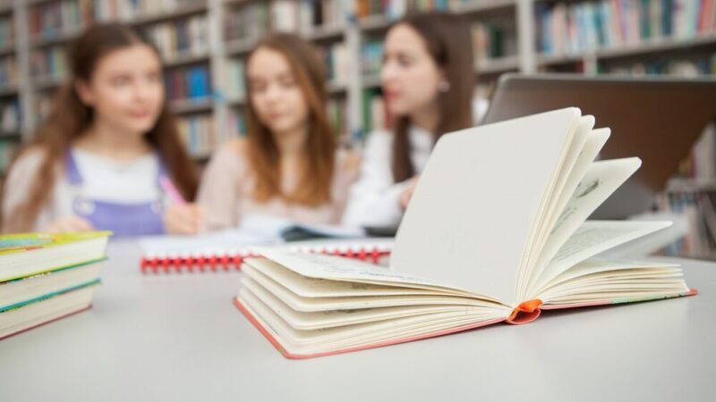 Nowe środki bezpieczeństwa w mazowieckich szkołach: patrole i kontrola dostępu