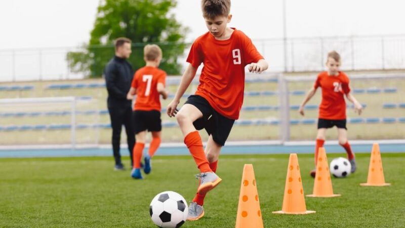 Jak pogodzić treningi piłkarskie dziecka z nauką i obowiązkami szkolnymi?